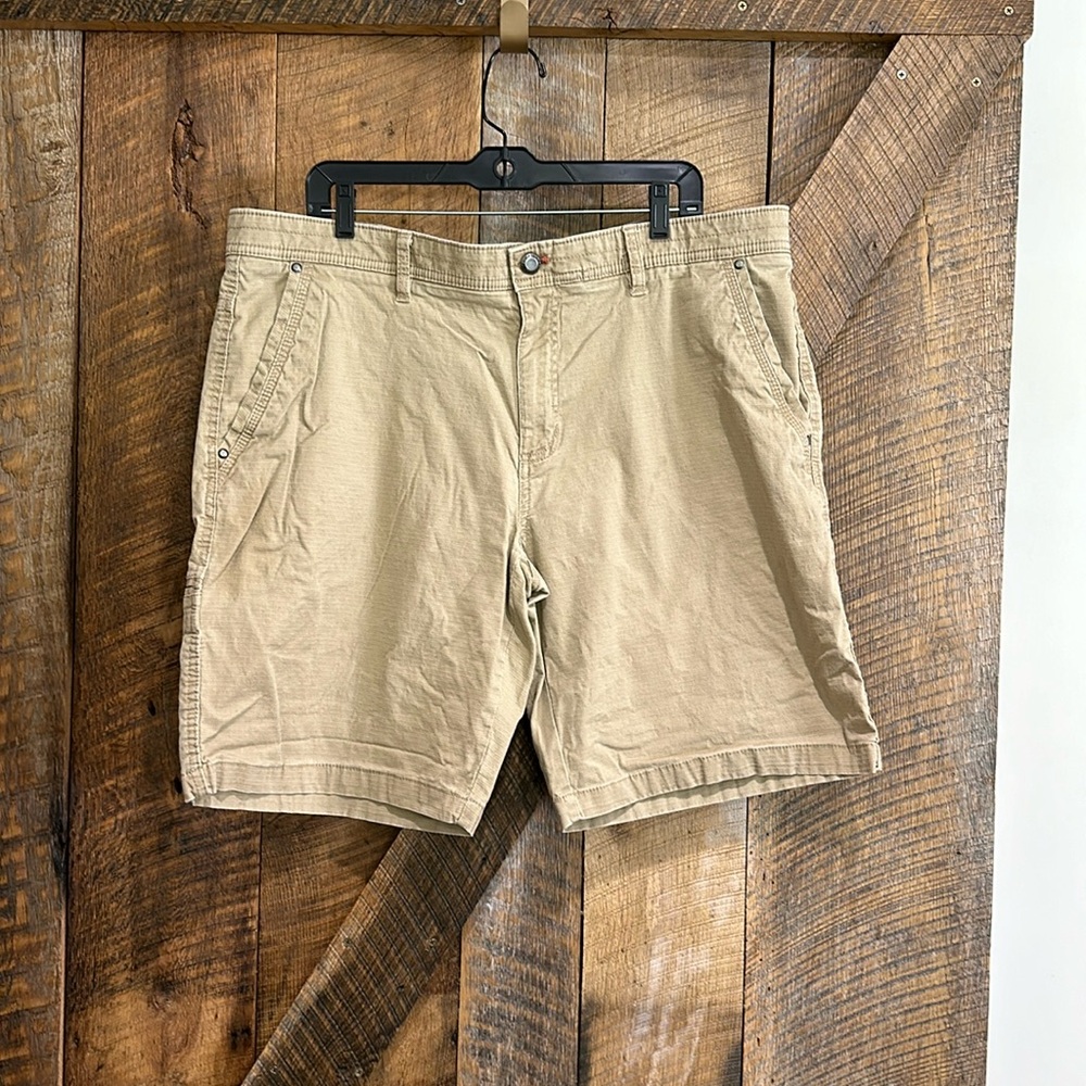 Men’s Weatherproof brand flat front lightweight trail shorts size 40